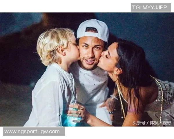 内马尔与女友布鲁娜携手庆祝圣诞节温馨合照中抱着两个可爱女儿